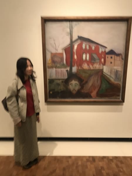 sarah in front of old virginia creeper painting