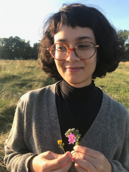 marilia holding up flowers in błonia