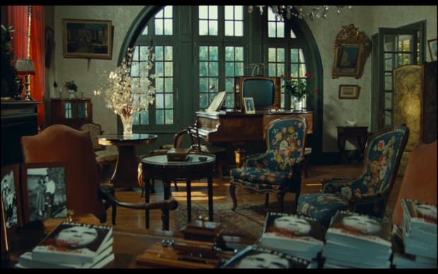 Alain Resnais - My American Uncle (1980), interior of room/study fancy European