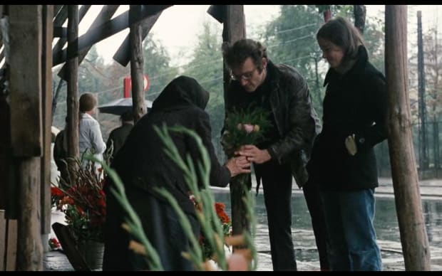 Krzysztof Zanussi - Illuminacja (1973), old woman selling flowers on the street