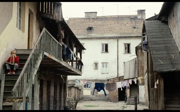 Krzysztof Zanussi - Illuminacja (1973), shot of old apartments in Warsaw with boy sitting