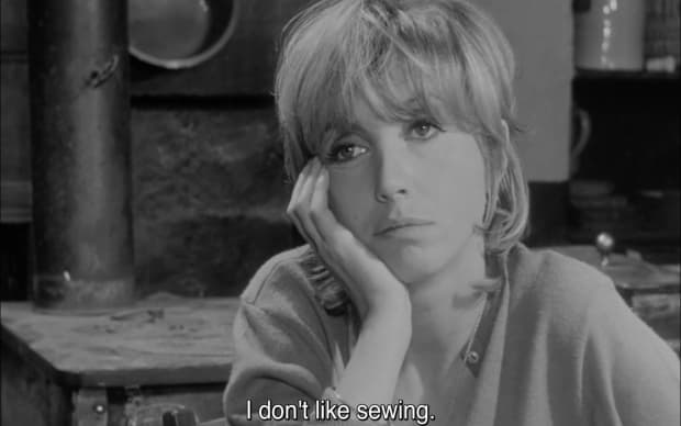 Alain Tanner - Le Salamandre (1971), Bulle Ogier with a subtitle that says I dont like sewing