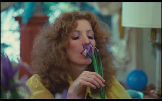 Agnes Varda - Lions Love (1969), Viva smelling purple orchid