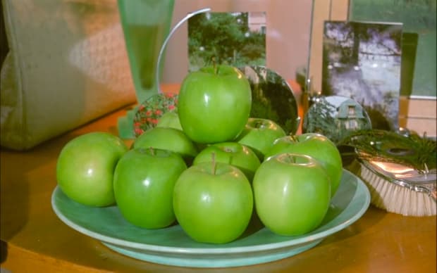 Peter Greenaway - A Zed & Two Noughts (1985), bowl of green granny smith apples