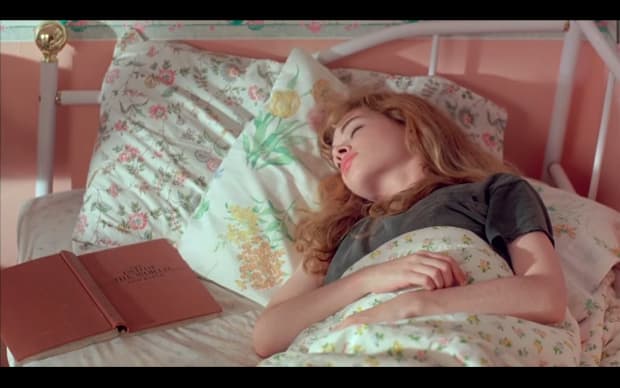 Hal Hartley - The Unbelievable Truth (1989), girl in bed in floral sheets