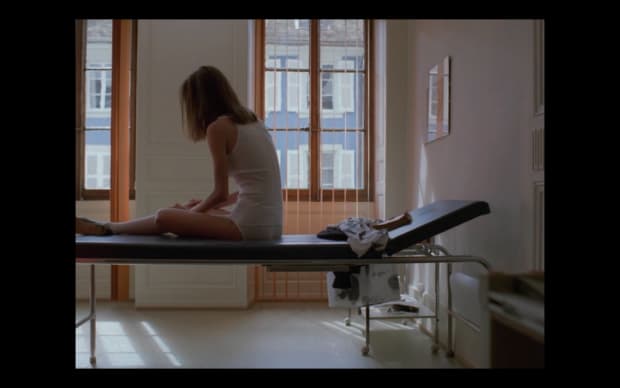 Jean-Luc Godard - Hail Mary (1985), mary sitting on doctor's table