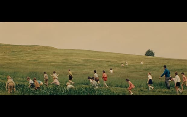 Vojtěch Jasný - Až přijde kocour (1963), children running through fields