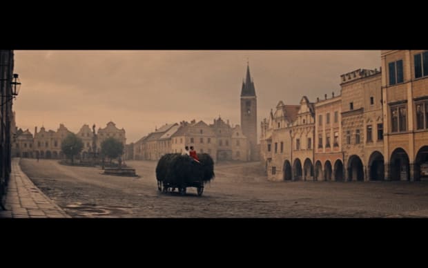 Vojtěch Jasný - Až přijde kocour (1963), couple riding hay track through square