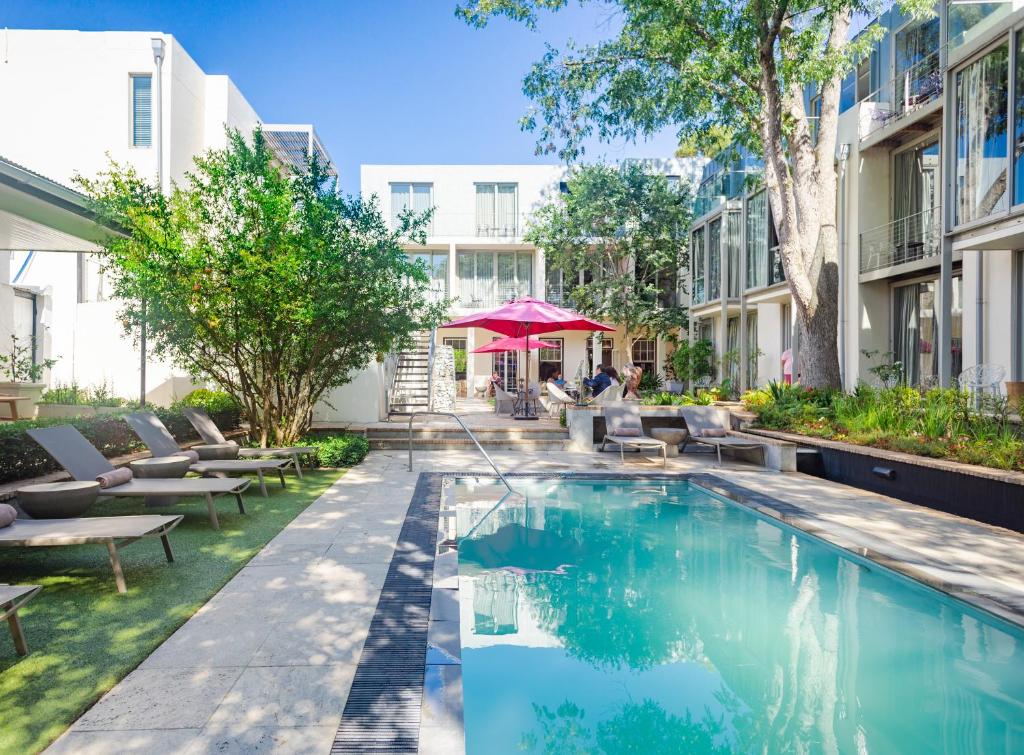 Multi-tenant building exterior