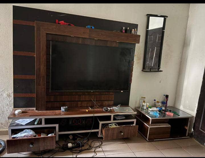 TV CONSOLE
