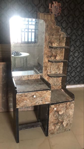 DRESSING MIRROR