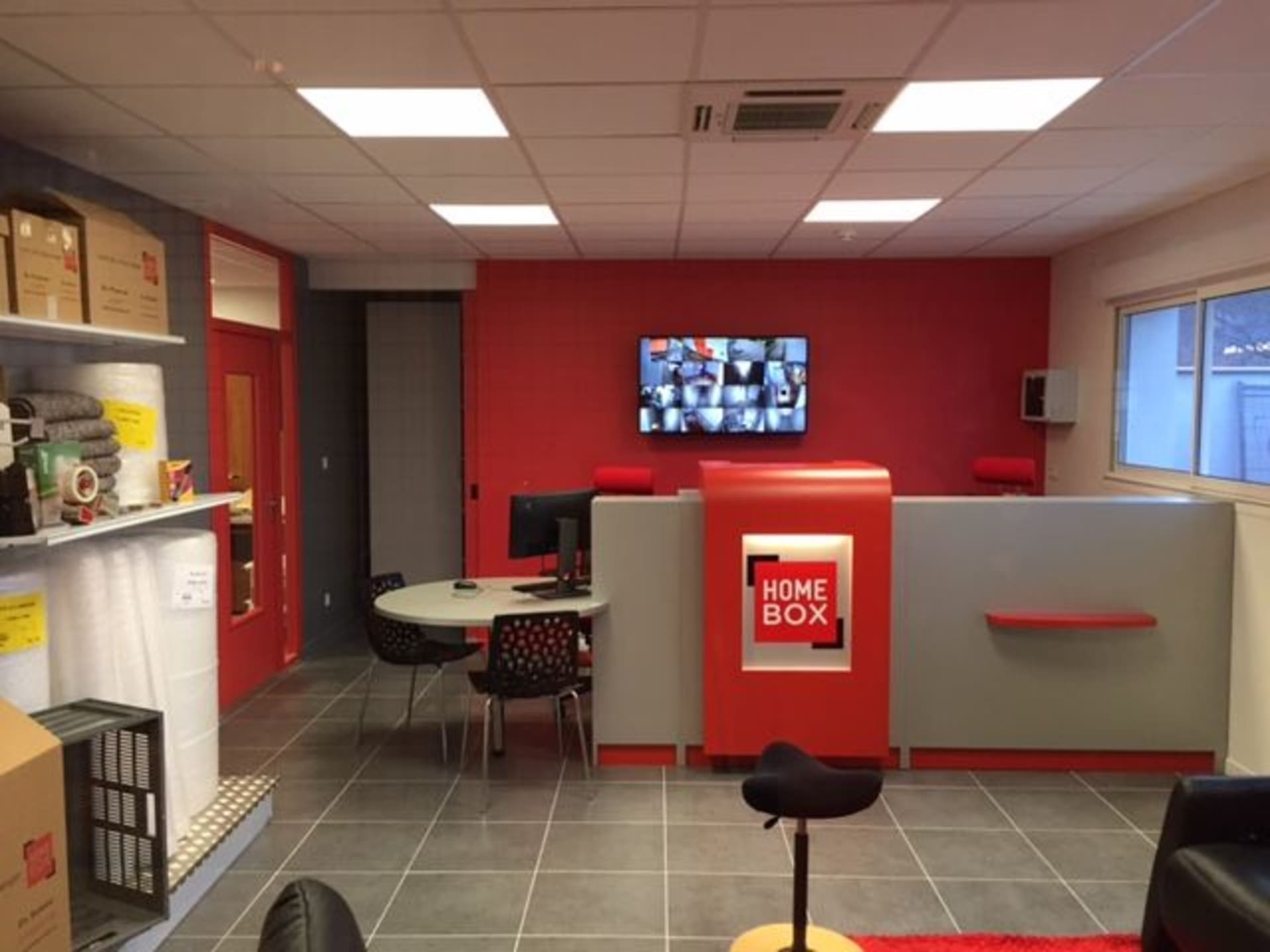 Espace intérieur du centre HOMEBOX Chalon-sur-Saône avec bureau d’accueil et vidéosurveillance.