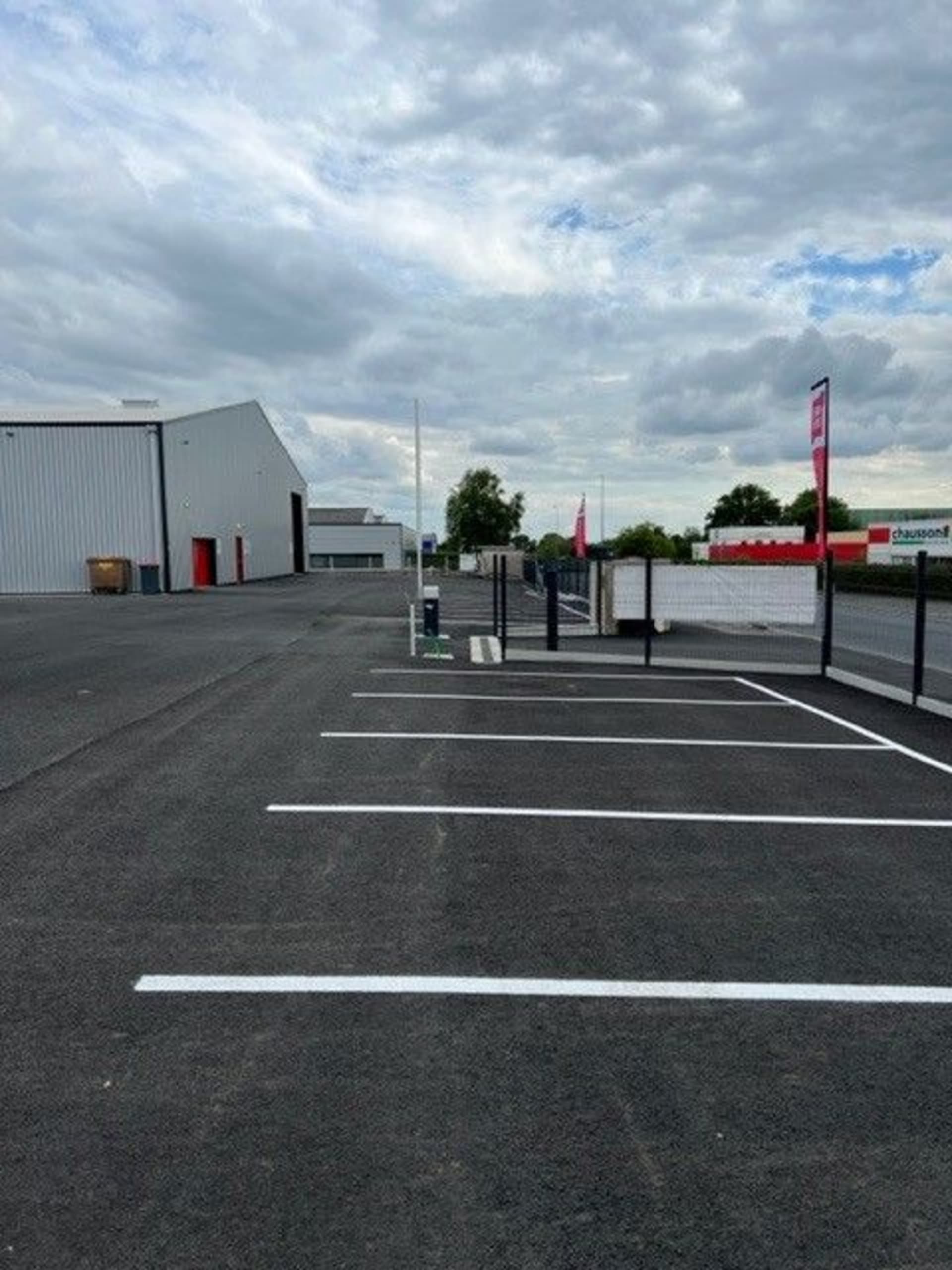 Parking extérieur fraîchement marqué devant le bâtiment du centre HOMEBOX Saint-Lô, 377 Rue Léon Jouhaux à Saint-Lô