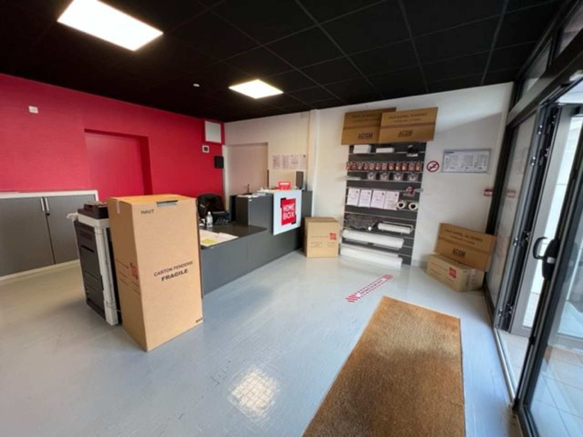 Espace d'accueil avec comptoir, cartons et présentoir de fournitures de déménagement, HOMEBOX Saint-Lô