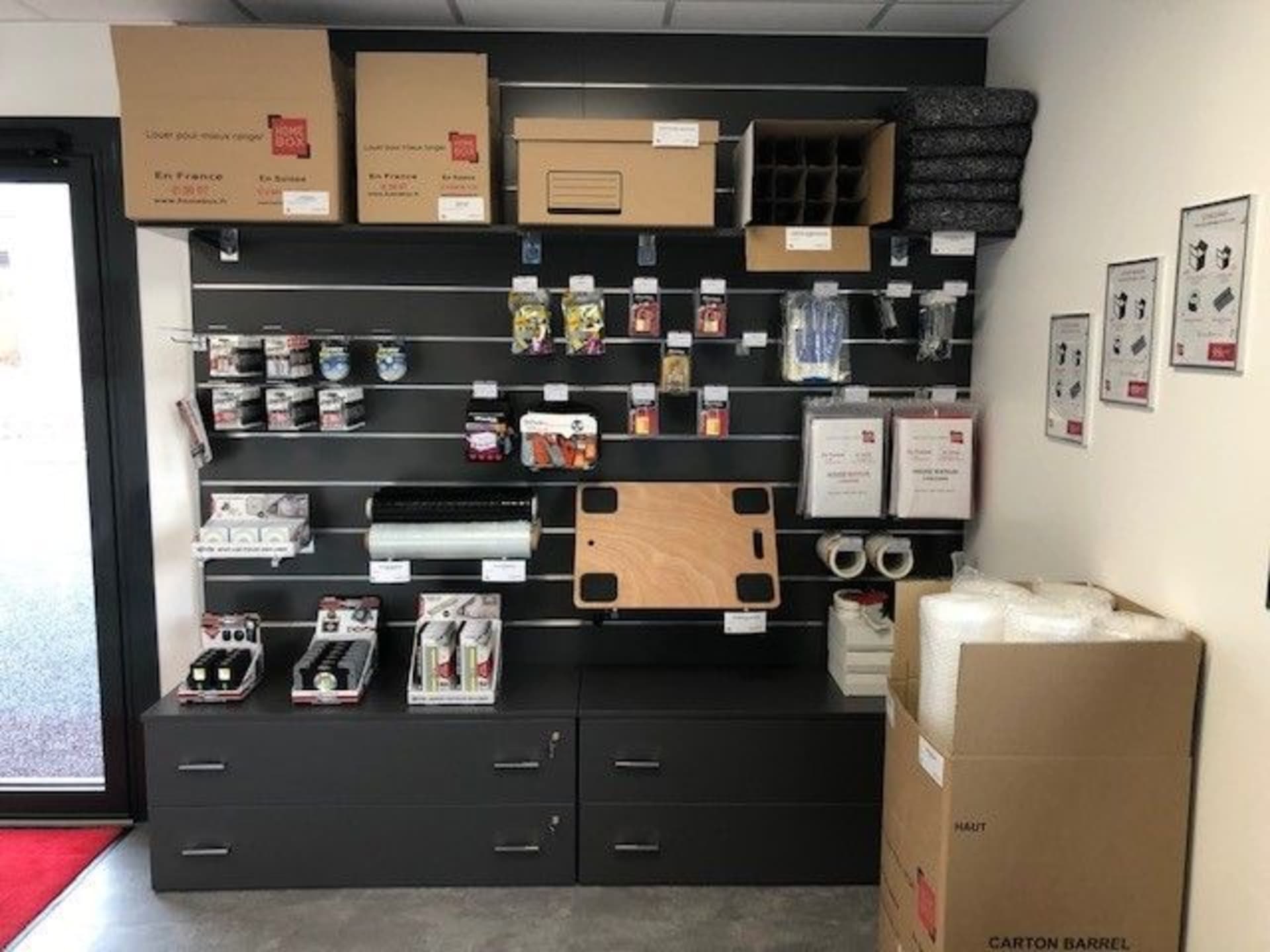 Présentoir de cartons, adhésifs et accessoires d'emballage du centre HOMEBOX Lorient Quéven