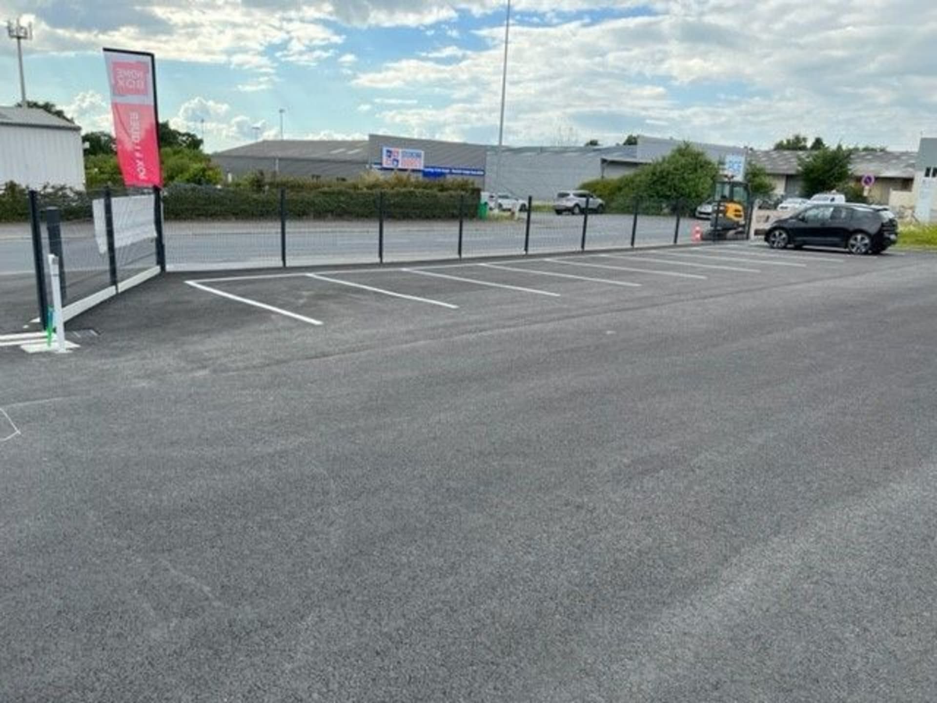 Parking extérieur clôturé avec voiture et oriflamme HOMEBOX, HOMEBOX Saint-Lô, 377 Rue Léon Jouhaux à Saint-Lô