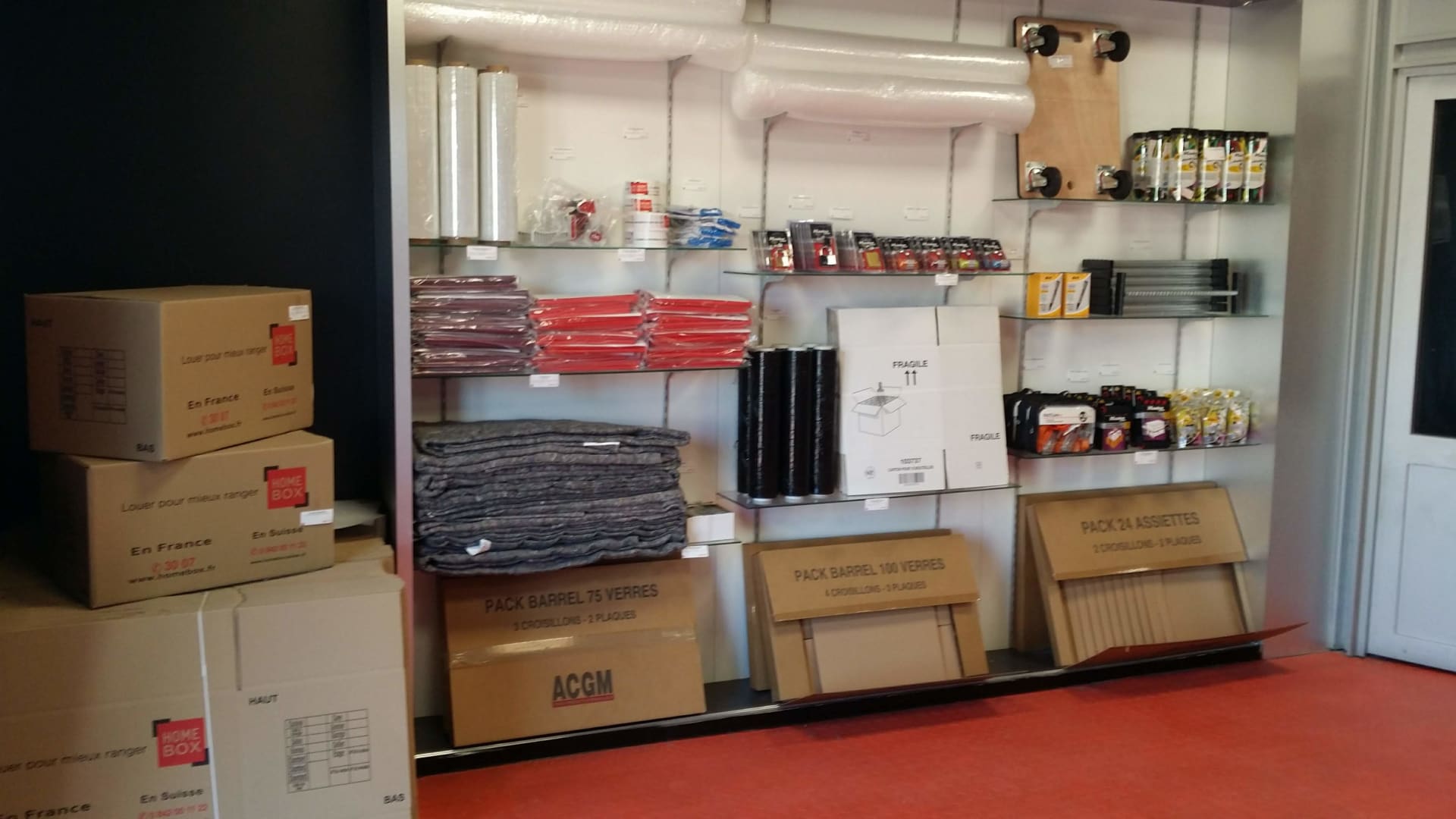 Présentoir intérieur de cartons, couvertures et vaisselle d'emballage en vente, HOMEBOX Romilly-sur-Seine