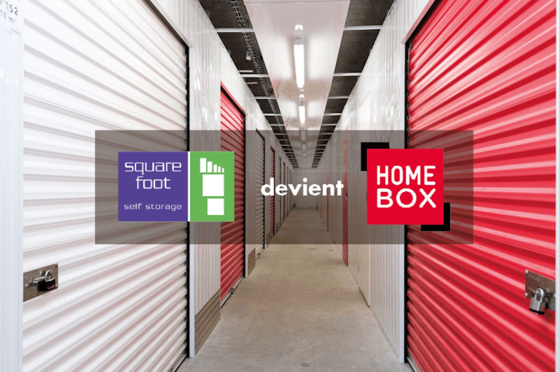 Couloir de boxes blancs et rouges avec logos Square Foot, Devient et HOMEBOX, HOMEBOX Strasbourg - Schiltigheim