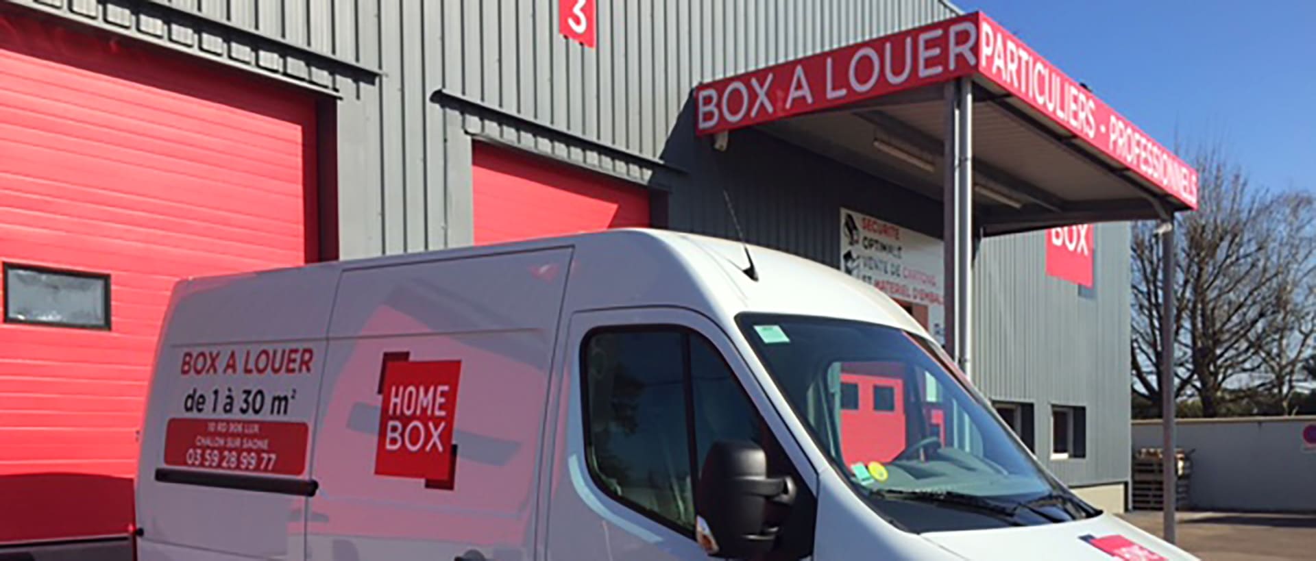 Véhicule utilitaire HOMEBOX stationné devant le centre de stockage de Chalon-sur-Saône.