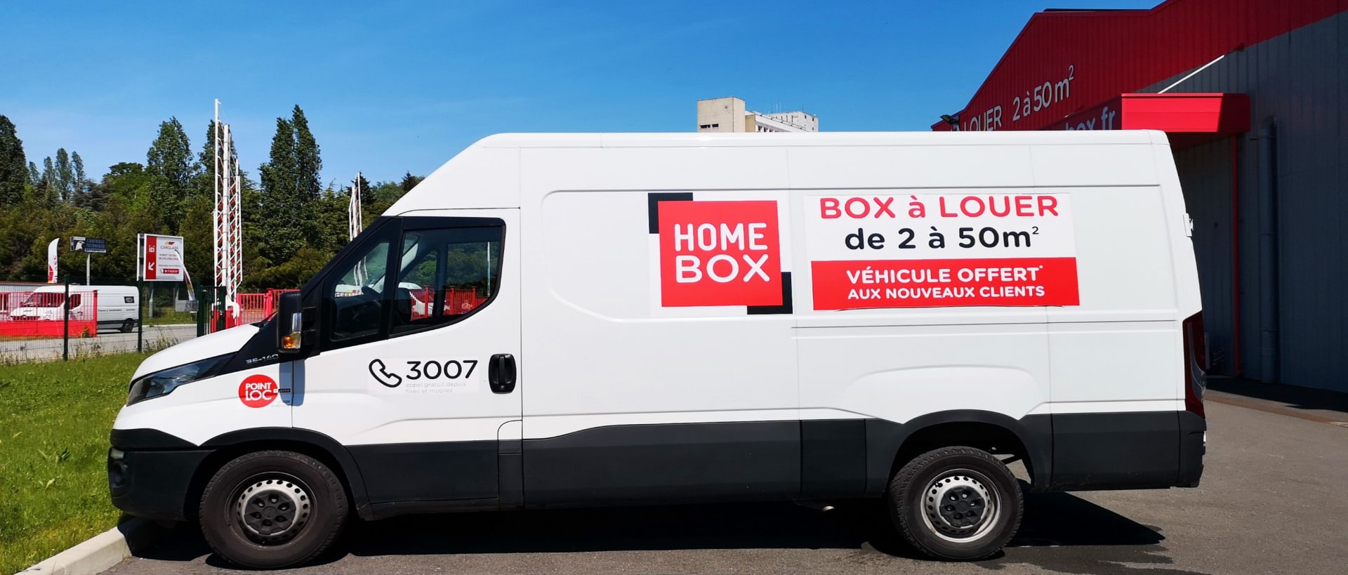 Camion utilitaire HOMEBOX Box à Louer stationné devant le centre, HOMEBOX Laval, 19 boulevard du 8 mai 1945 à Laval