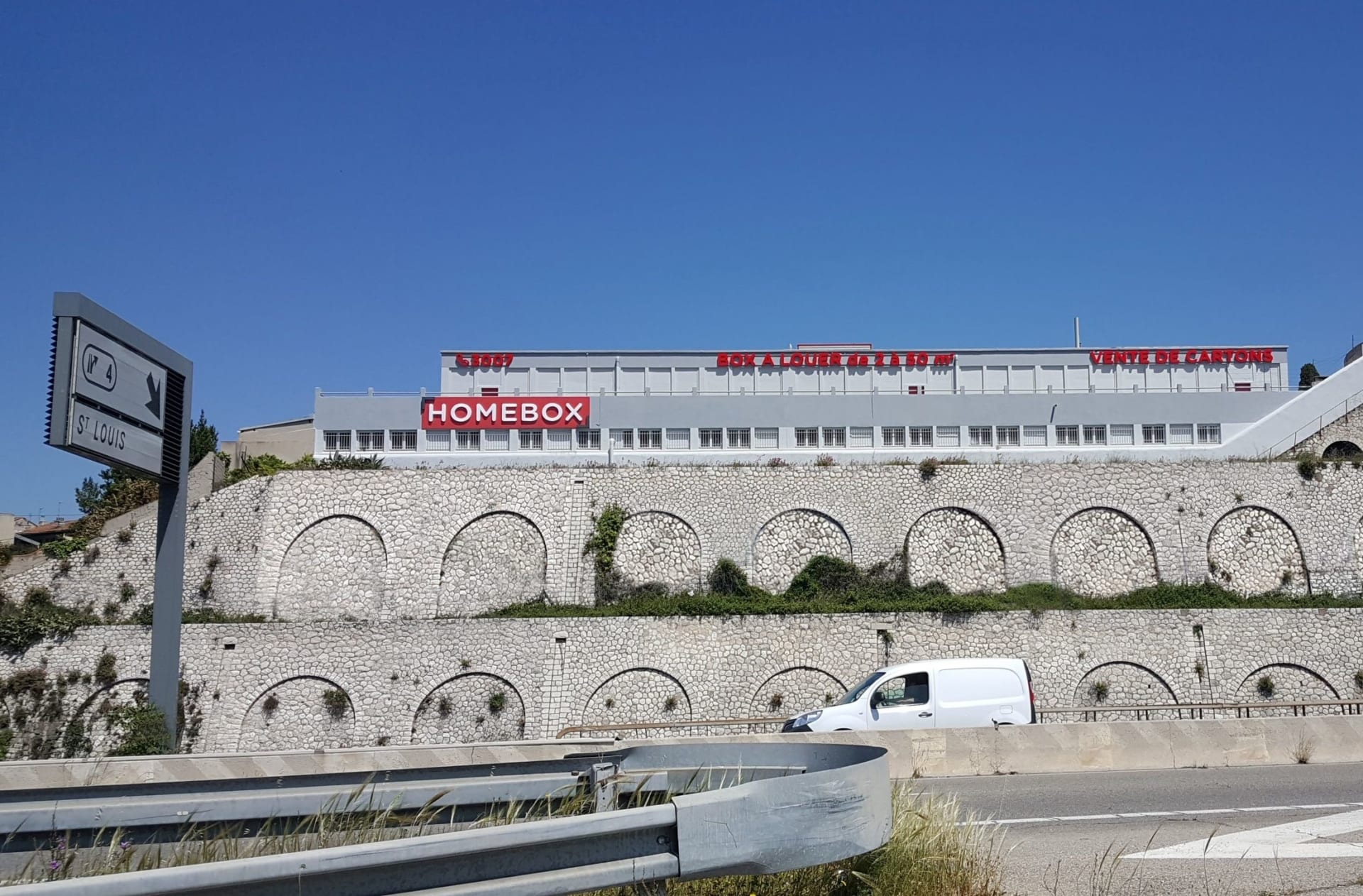 Vue depuis la route avec enseigne lumineuse sur le bâtiment, HOMEBOX Marseille - Littoral, 173 chemin de la Madrague-Ville à Marseille