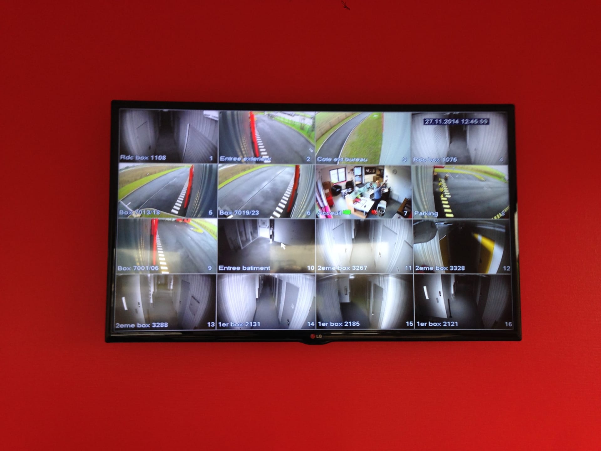 Écran de vidéosurveillance affichant les caméras de sécurité du centre HOMEBOX Auray.
