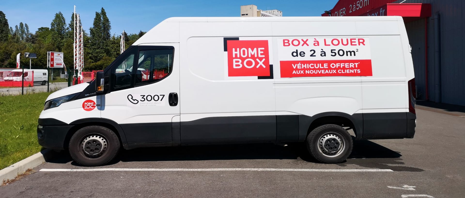 Camion de déménagement HOMEBOX blanc stationné sur le parking, HOMEBOX Orléans Sud, 6 Route de Concyr à Orléans