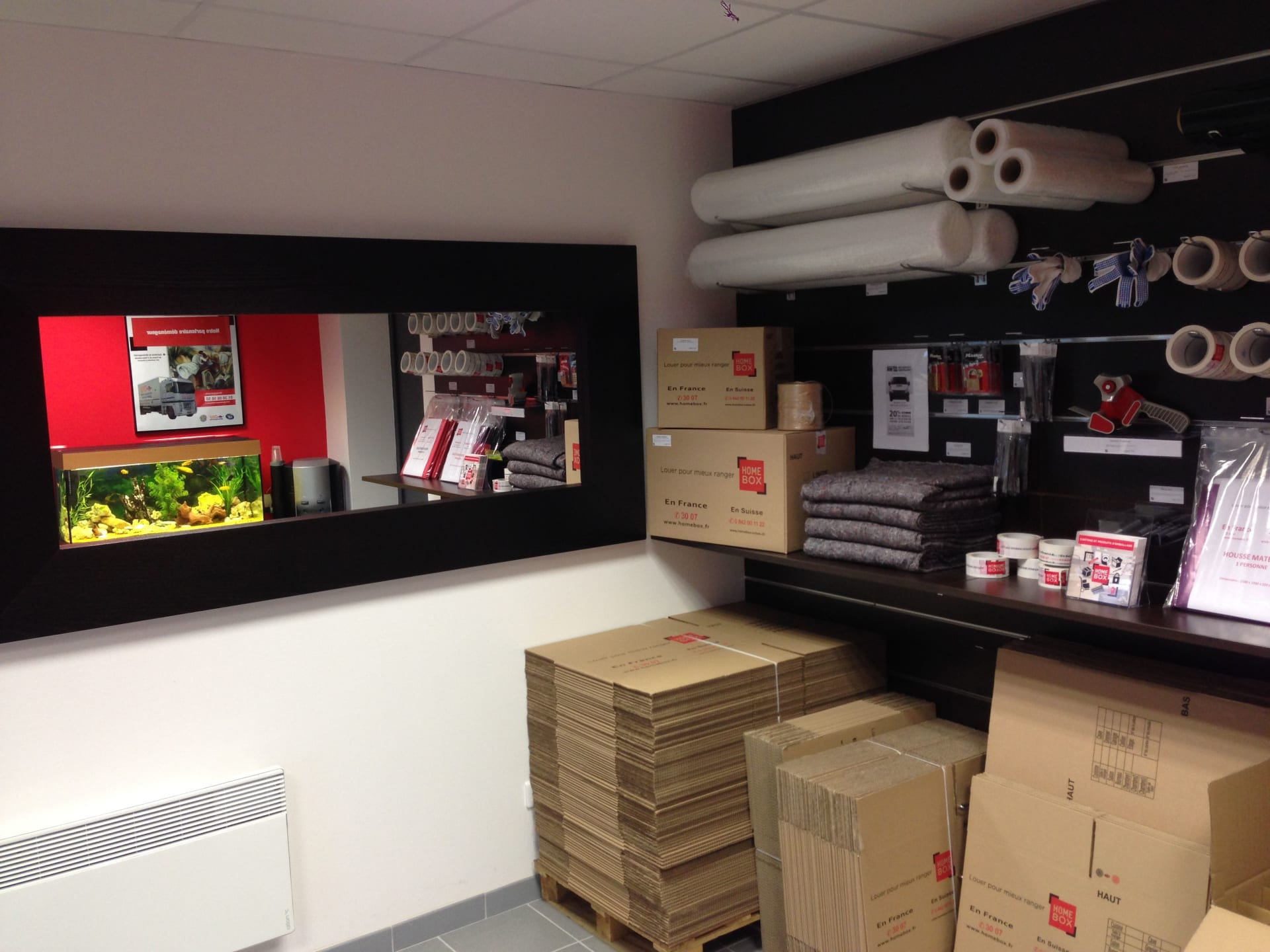 Fournitures de déménagement disponibles au centre HOMEBOX Carrières-Chanteloup : cartons, rouleaux de bulles et adhésifs.