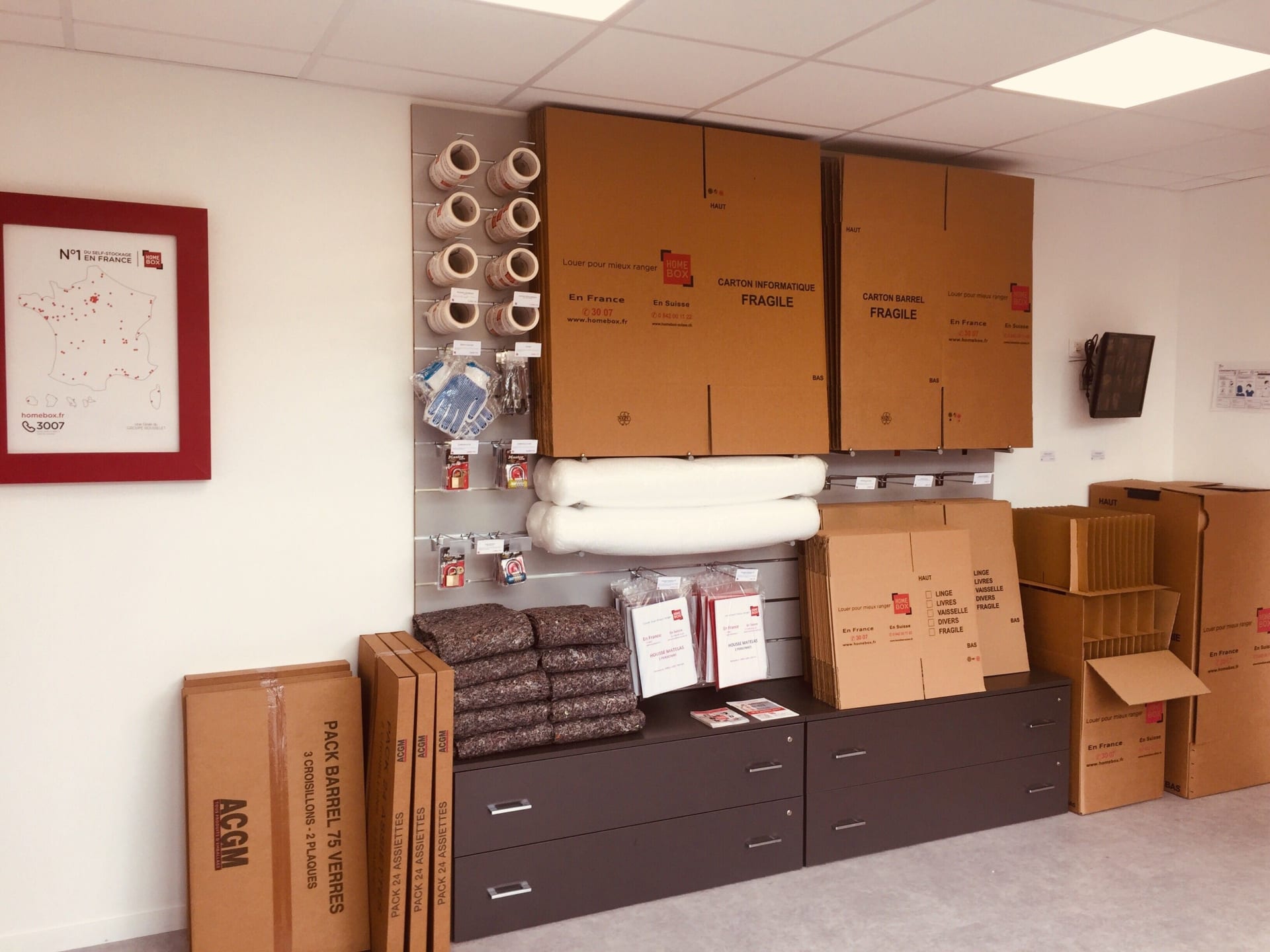 Espace vente de cartons et fournitures de déménagement avec présentoir et carte de France du centre HOMEBOX Les Sables d'Olonne