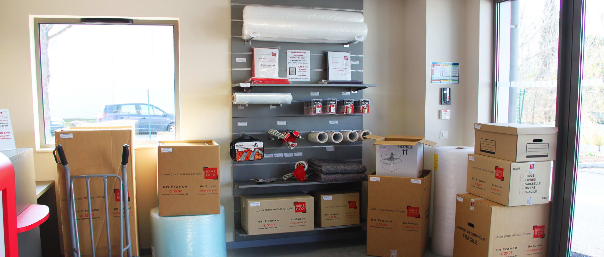 Présentoir de cartons de déménagement, rouleaux de bulles et fournitures d'emballage du centre HOMEBOX Guérande