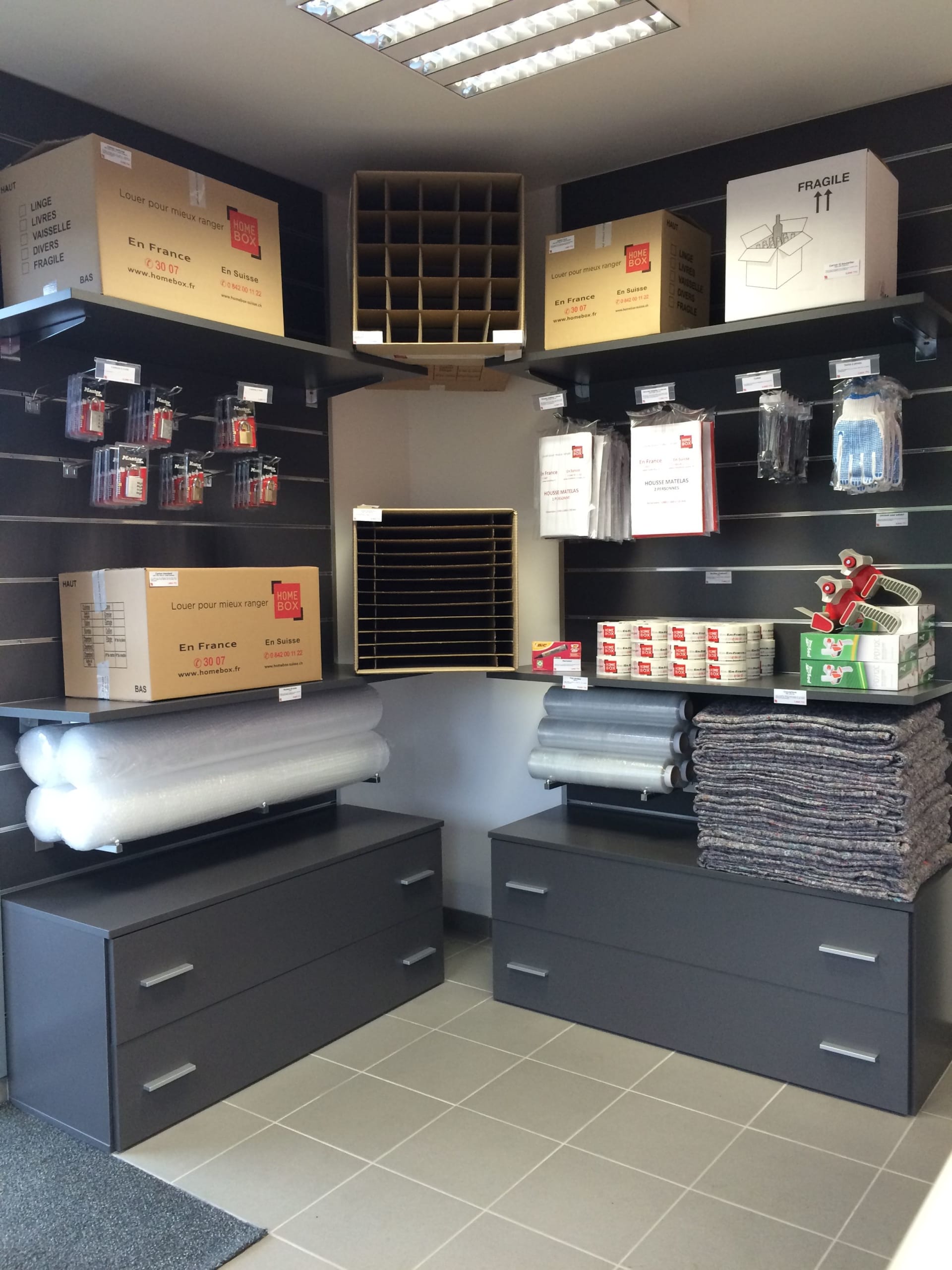 Présentoir d'accessoires de déménagement avec cartons, housses et adhésifs du centre HOMEBOX Montoir