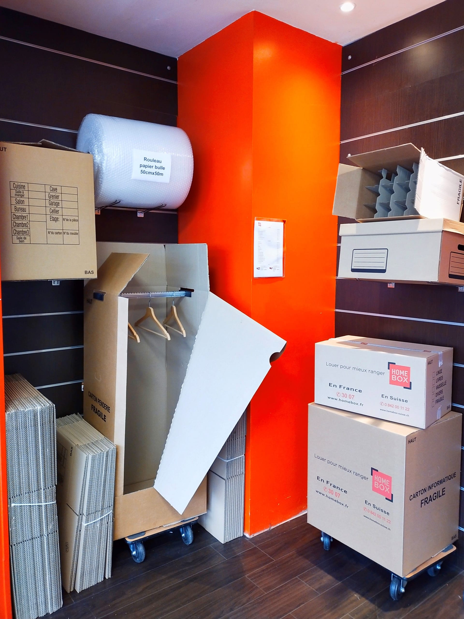 Présentoir de cartons de déménagement, housses et papier bulle en vente au centre HOMEBOX Maurepas