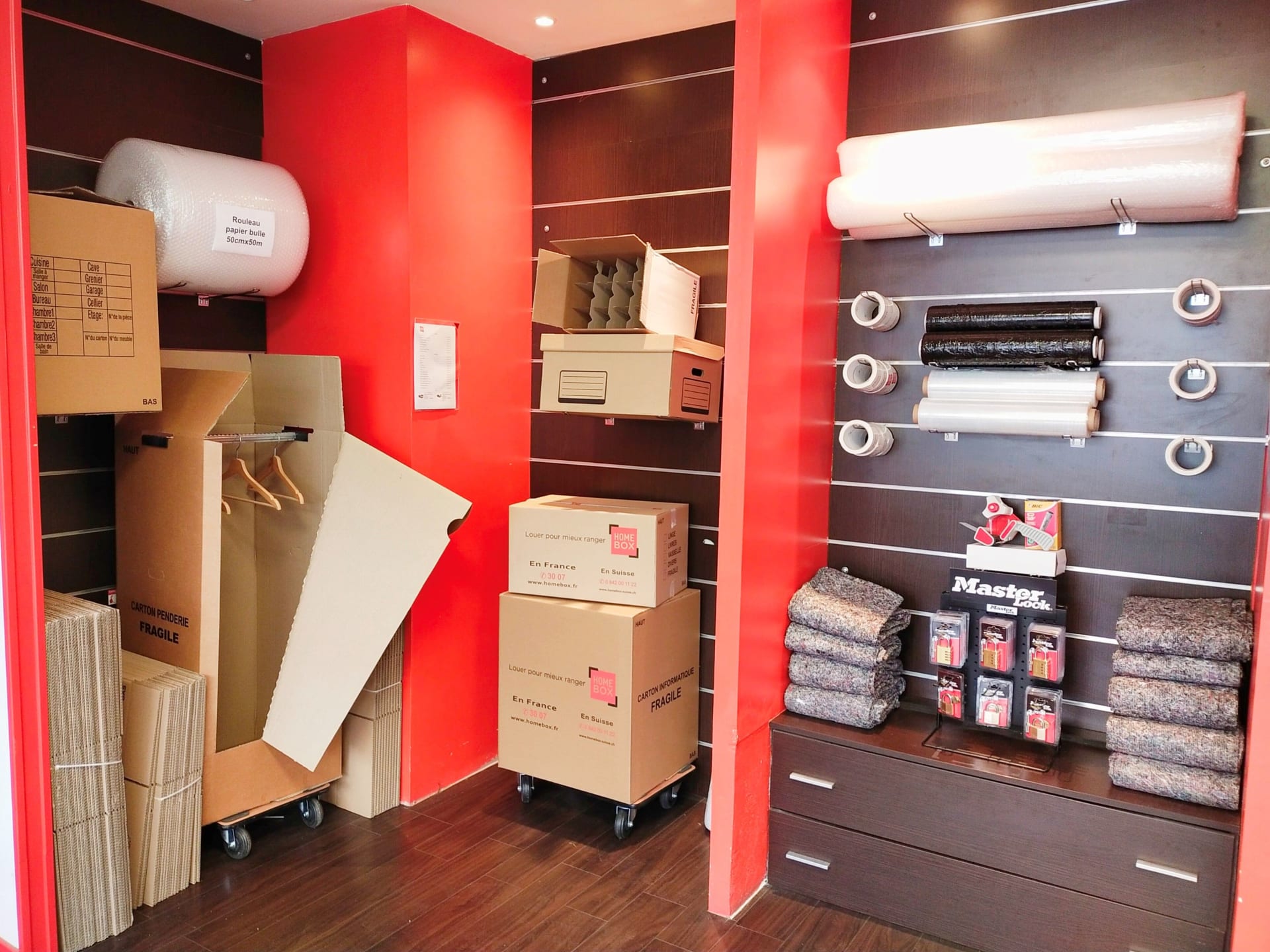 Espace boutique avec cartons, rouleaux de papier bulle et matériel d'emballage du centre HOMEBOX Maurepas