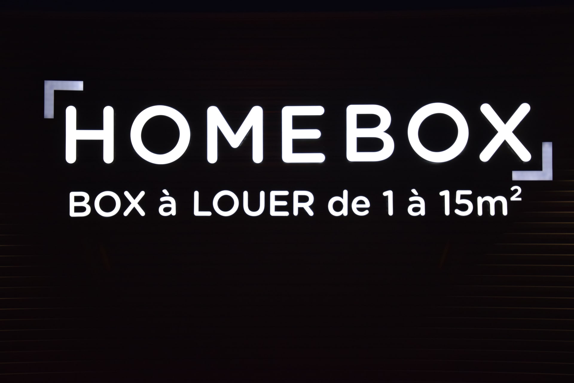 Enseigne lumineuse HOMEBOX indiquant box à louer de 1 à 15 m² au centre HOMEBOX Bastia.
