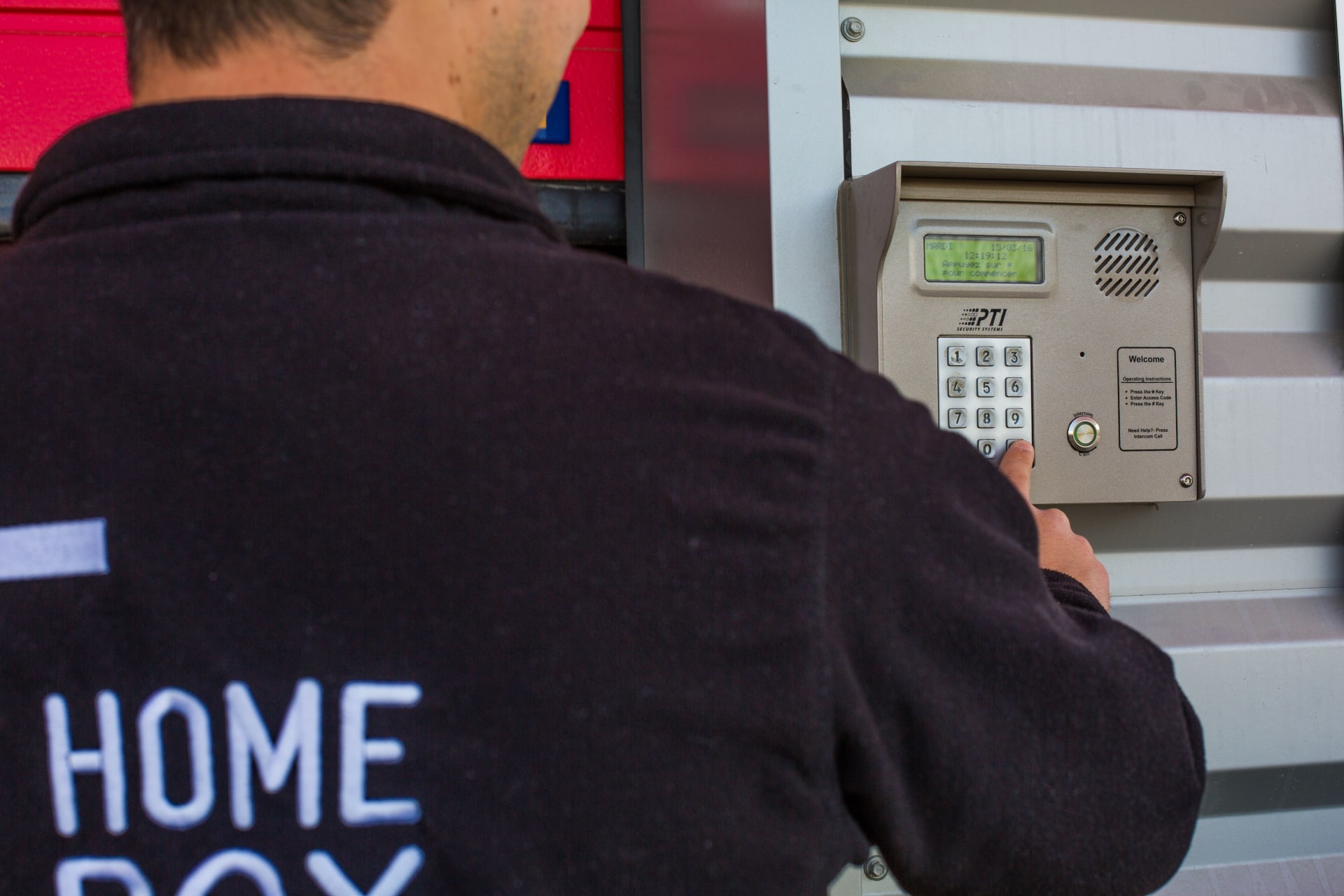 Collaborateur en polaire HOMEBOX utilisant un clavier de contrôle d'accès au centre HOMEBOX Le Mans