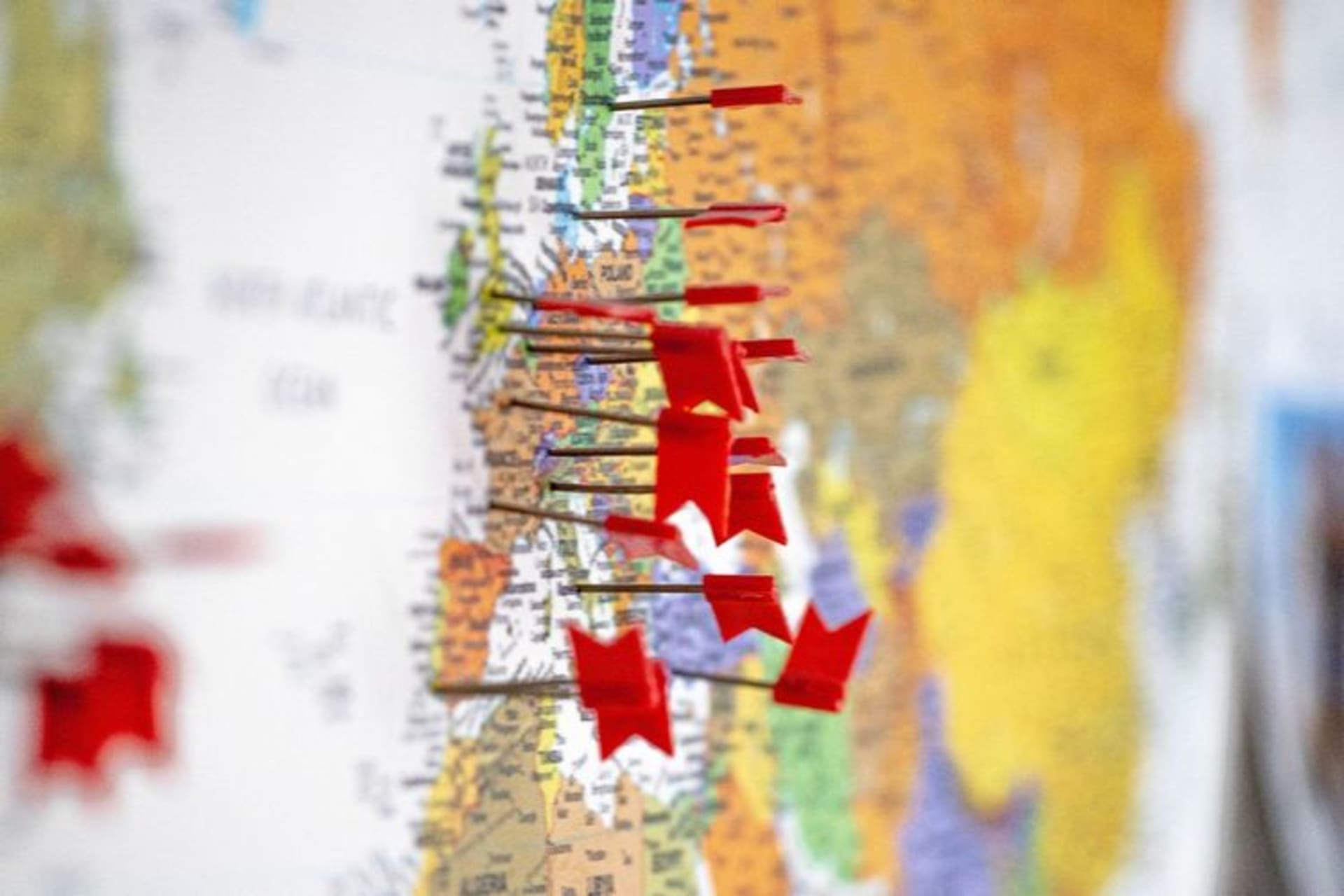 Carte géographique avec drapeaux rouges marquant les étapes d'un déménagement longue distance