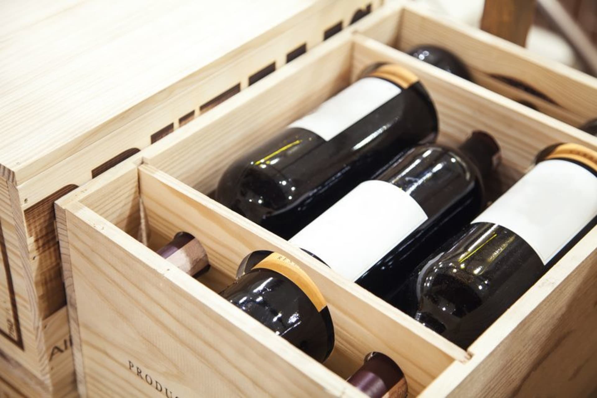 Caisses en bois remplies de bouteilles de vin prêtes pour le transport