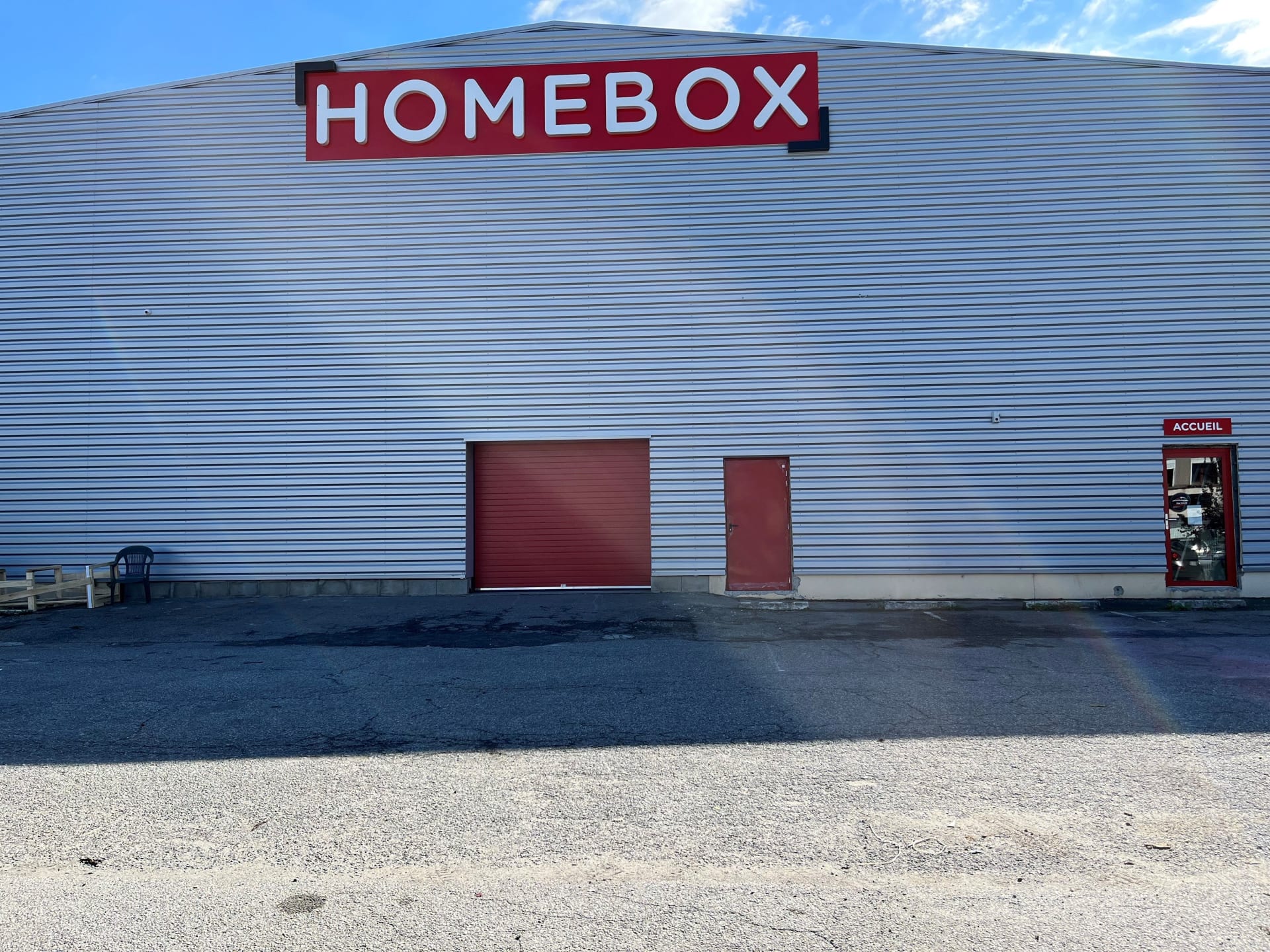Façade principale du centre HOMEBOX Chambéry avec logo visible et portes d’accès aux box