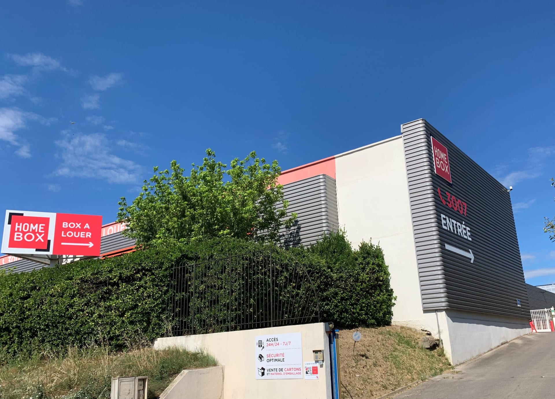 Vue extérieure du bâtiment de stockage sous ciel bleu, HOMEBOX Montpellier, 925 Avenue du Marché Gare à Montpellier