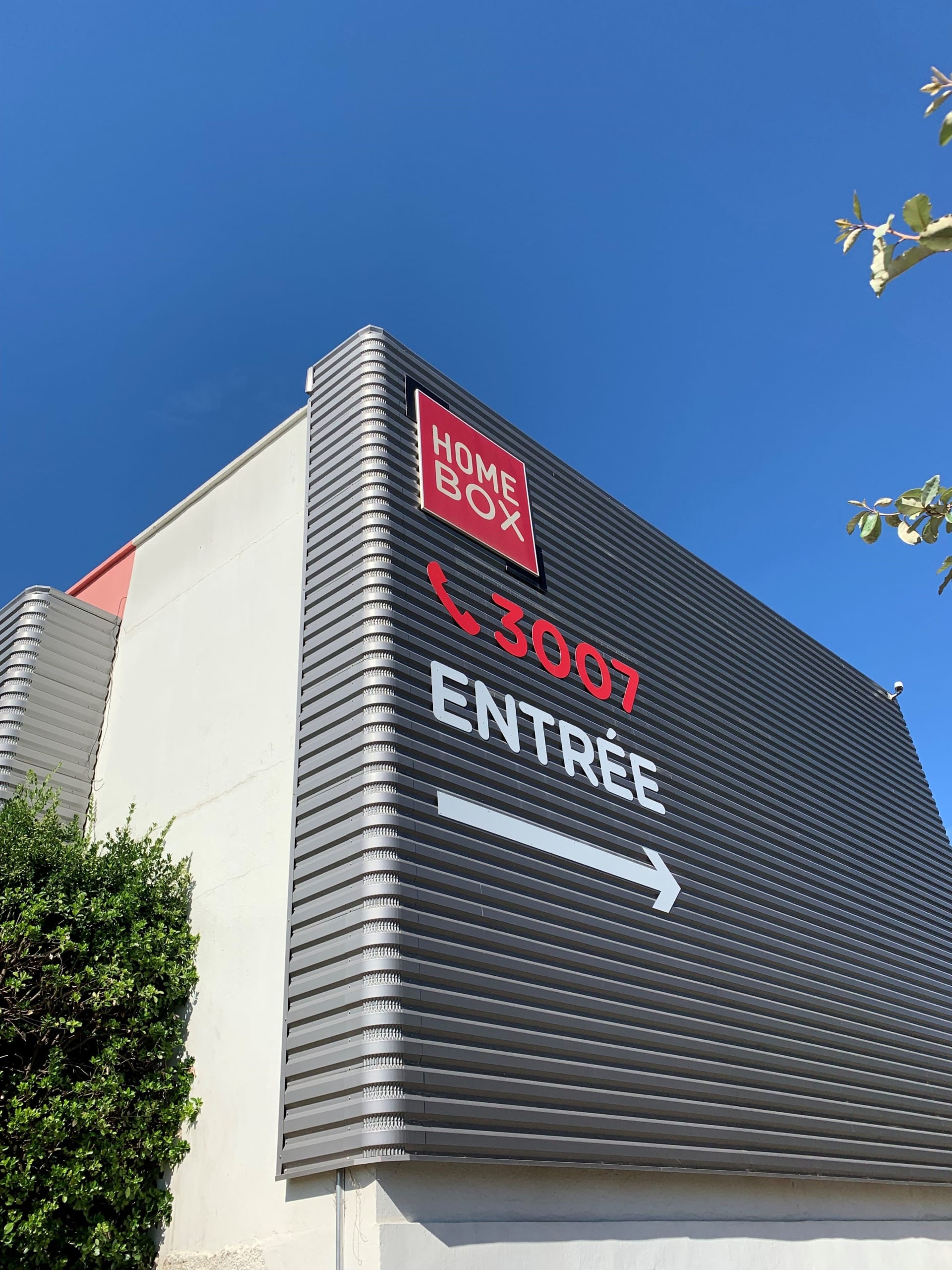 Signalétique d'entrée avec logo et numéro de téléphone, HOMEBOX Montpellier, 925 Avenue du Marché Gare à Montpellier