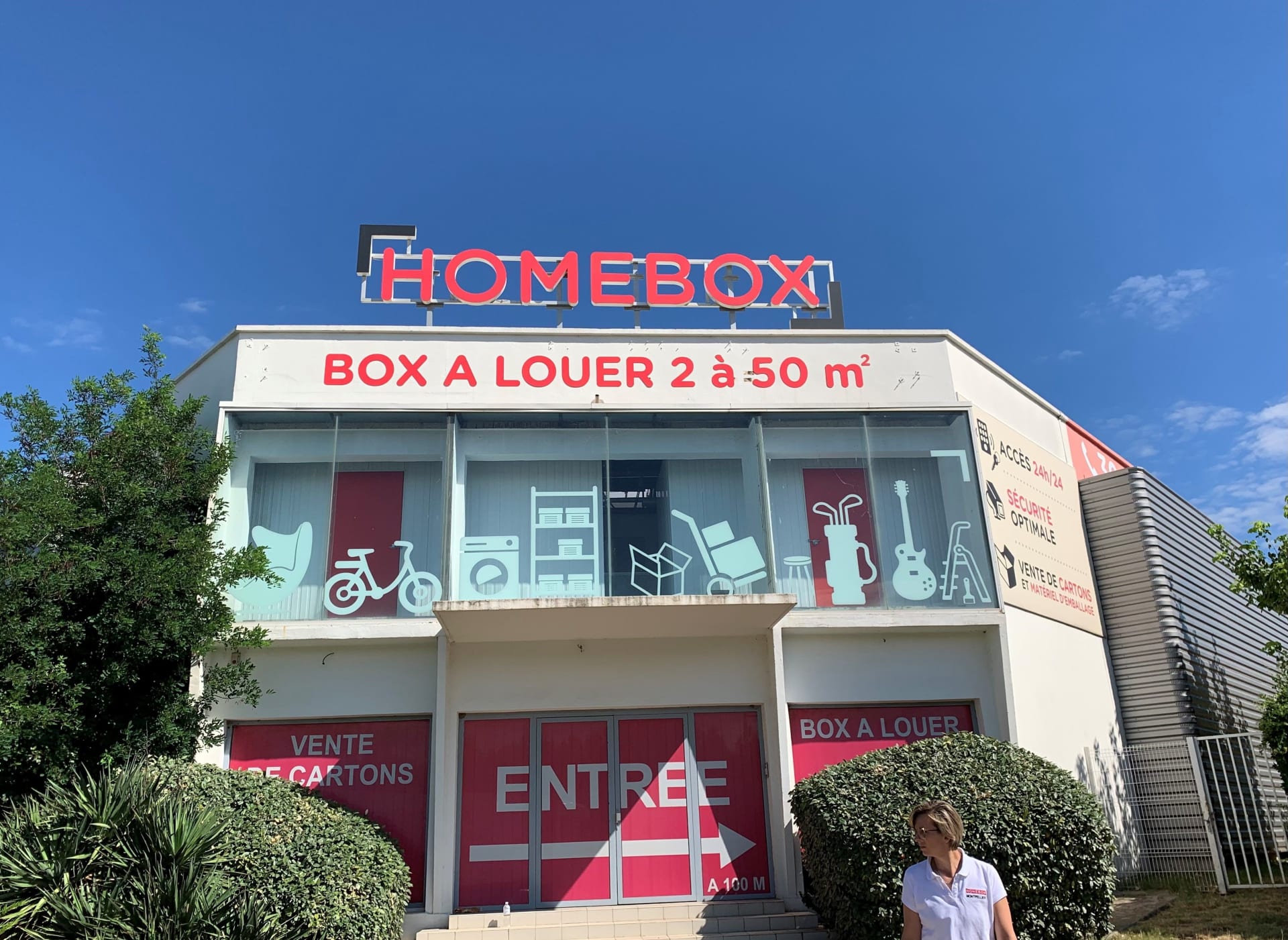 Façade blanche avec enseigne HOMEBOX et entrée du centre, HOMEBOX Montpellier, 925 Avenue du Marché Gare à Montpellier