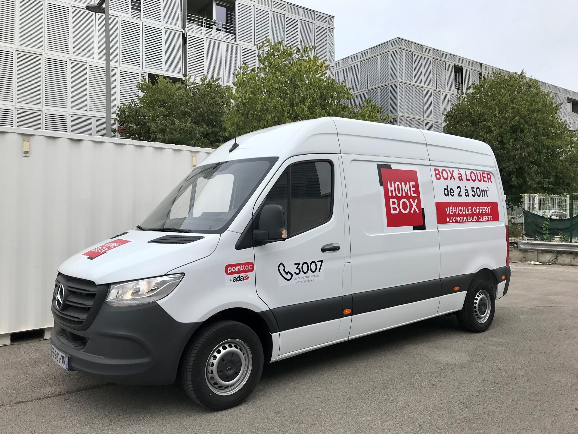 Utilitaire blanc floqué HOMEBOX prêt pour le déménagement, HOMEBOX Montpellier, 925 Avenue du Marché Gare à Montpellier