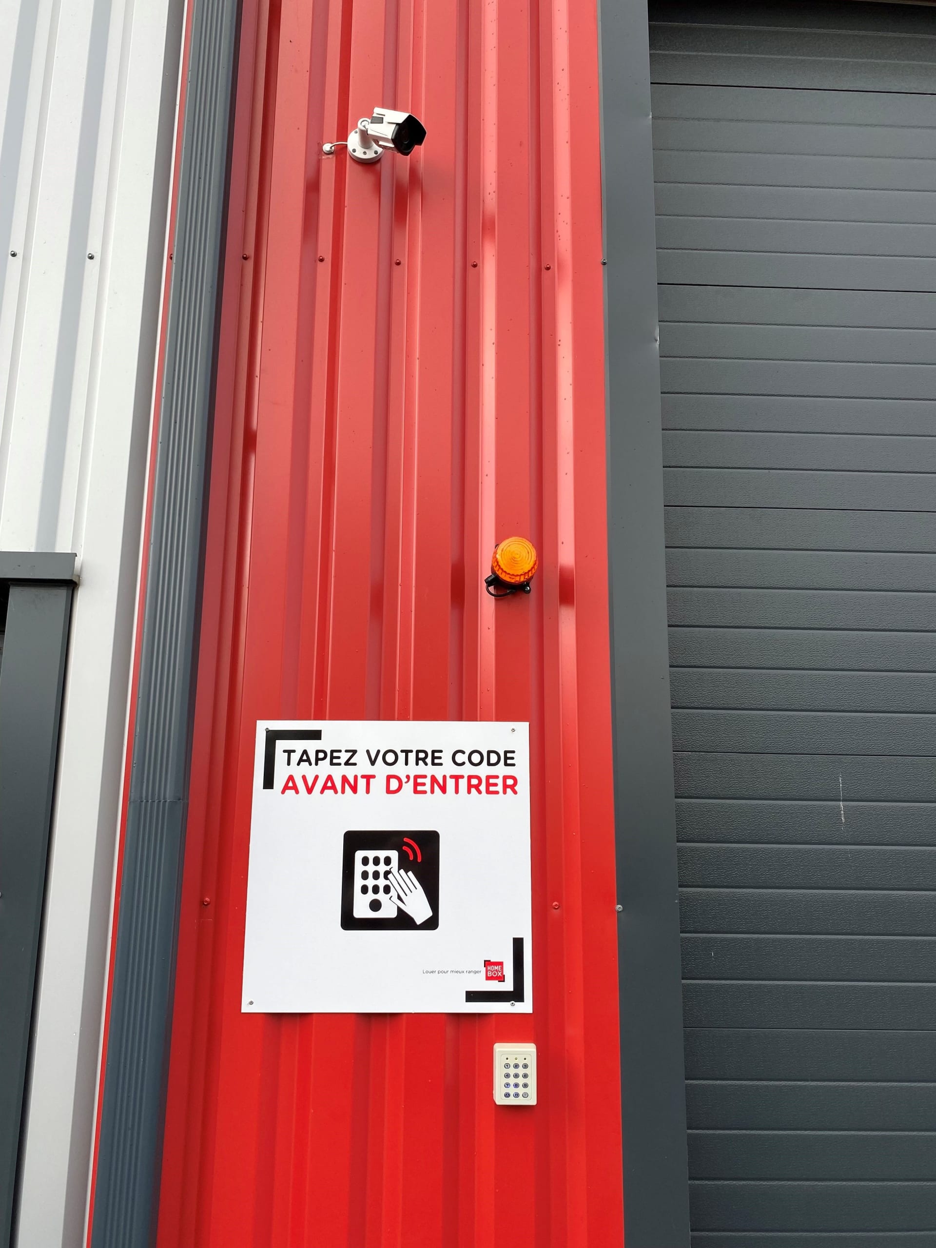 Caméra et boîtier de code d’accès à l’entrée du centre HOMEBOX Bressuire.