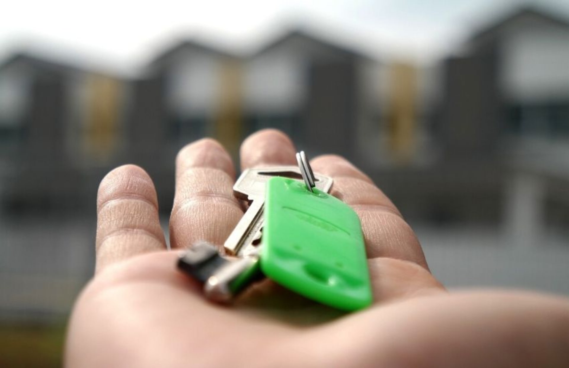 personne tenant les clés de son logement