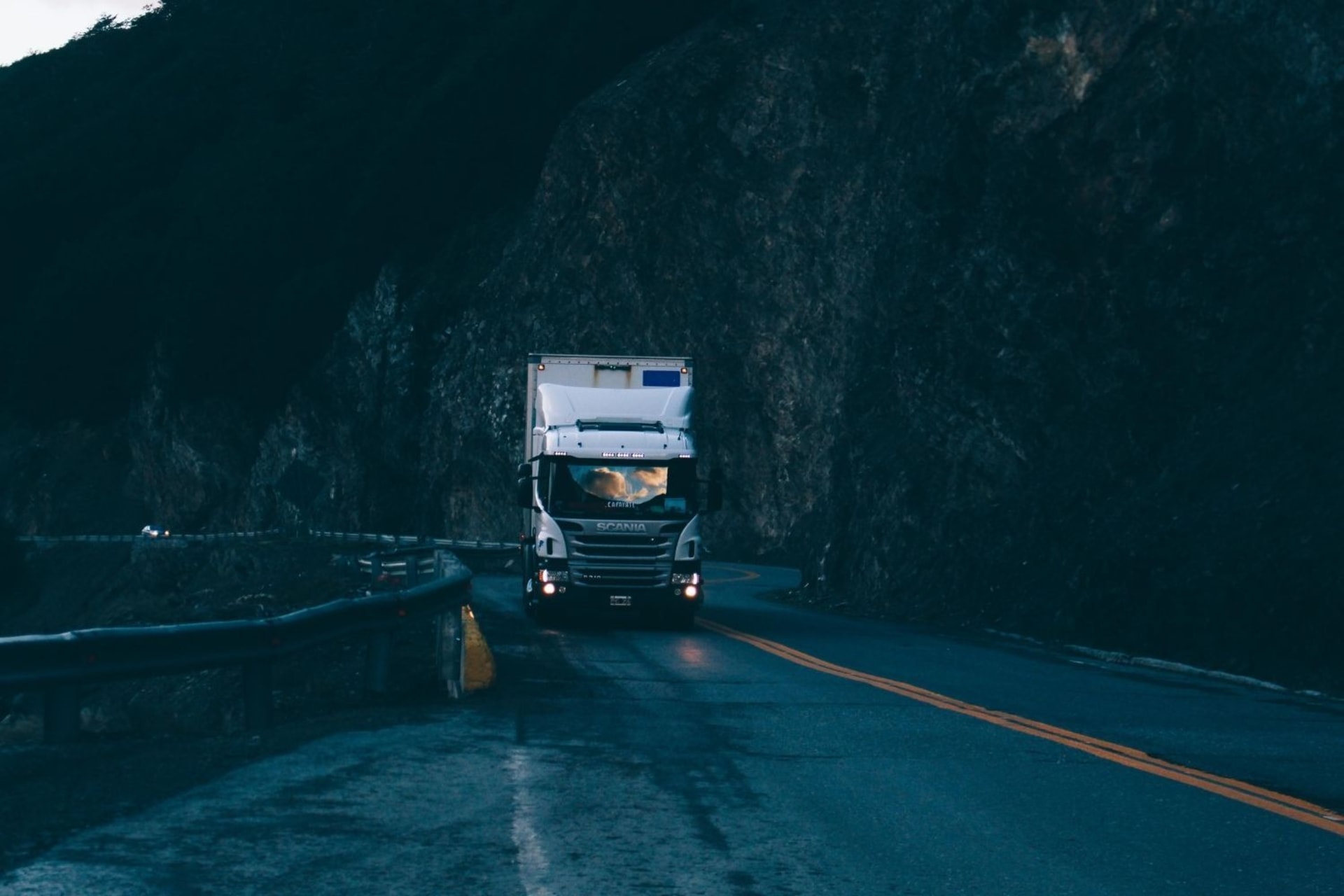 camion de déménagement roulant la nuit
