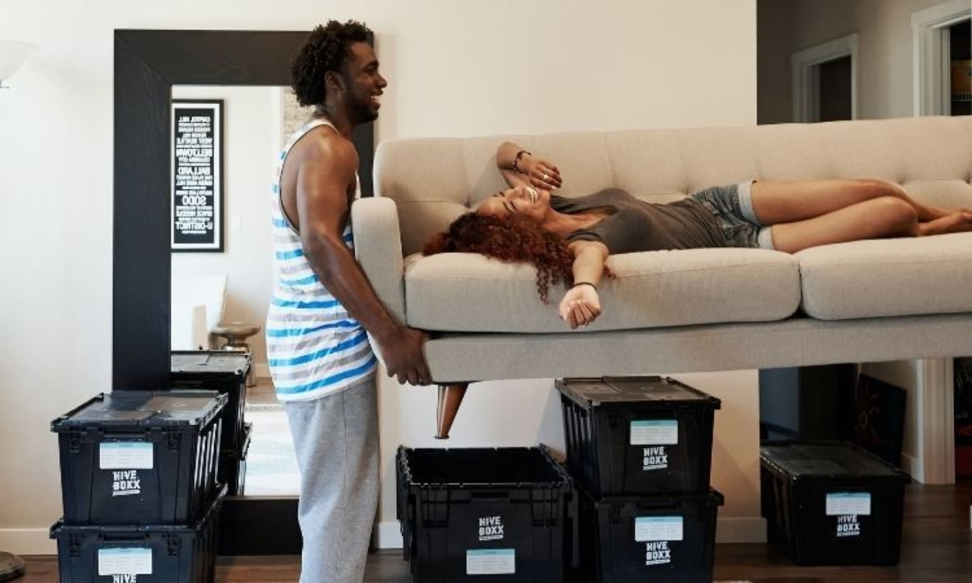  jeune couple noir qui déménage