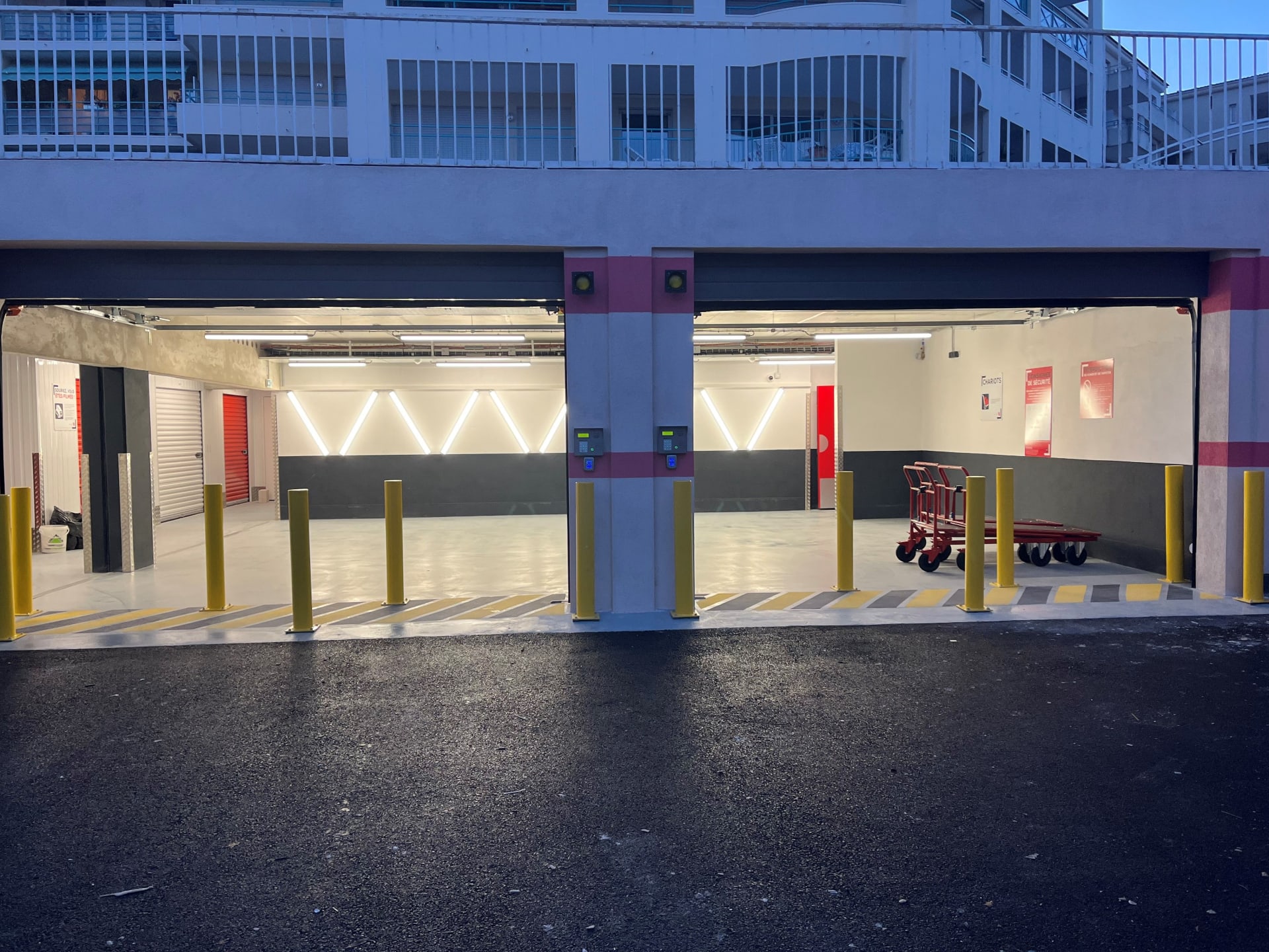 Zone de chargement couverte et éclairée du centre HOMEBOX Antibes-les-Pins avec accès aux box.