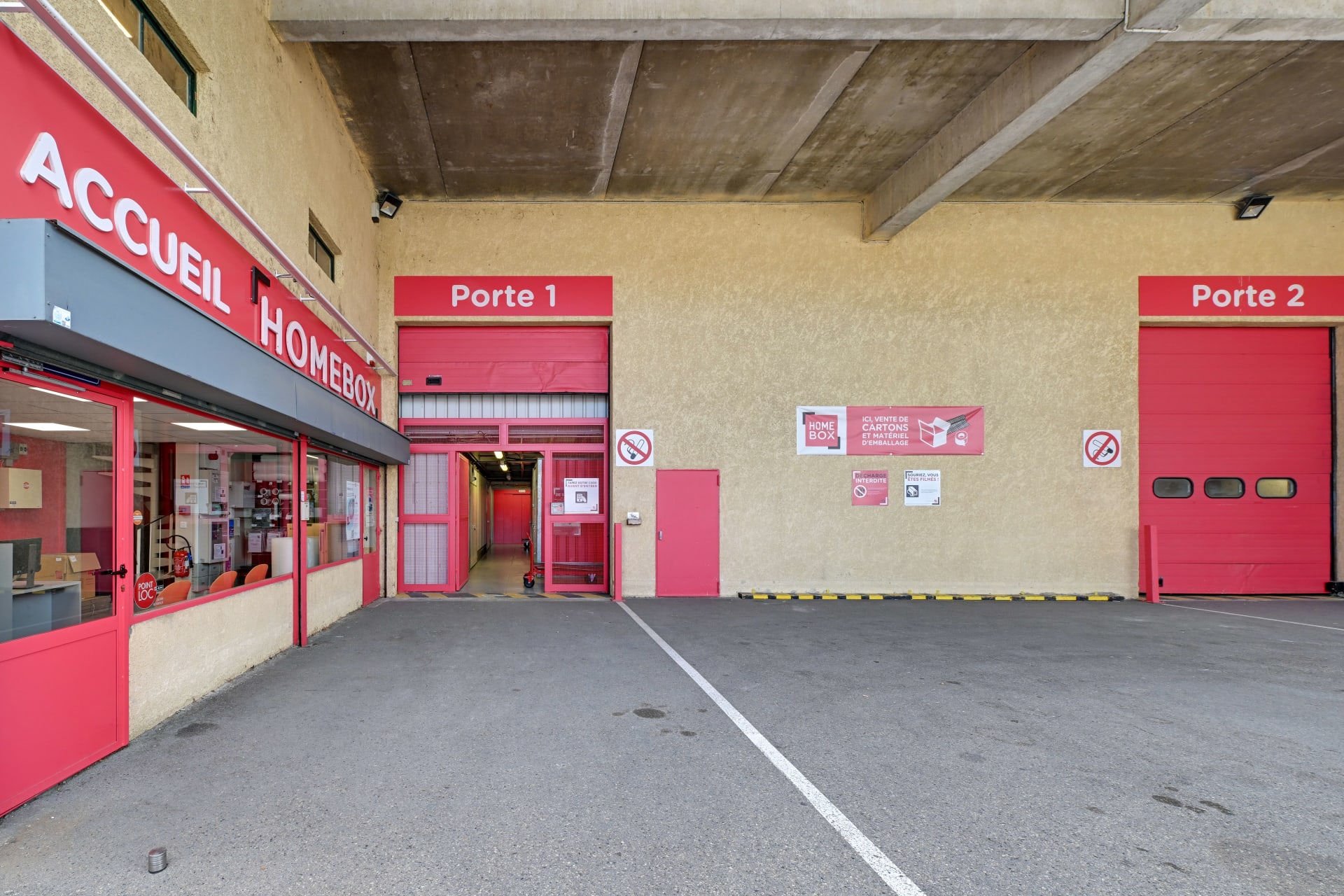Quai d'accueil intérieur avec portes Porte 1 et Porte 2 et signalétique HOMEBOX, HOMEBOX Lyon Ouest, 17 rue des Rosieristes à Champagne au Mont d'Or