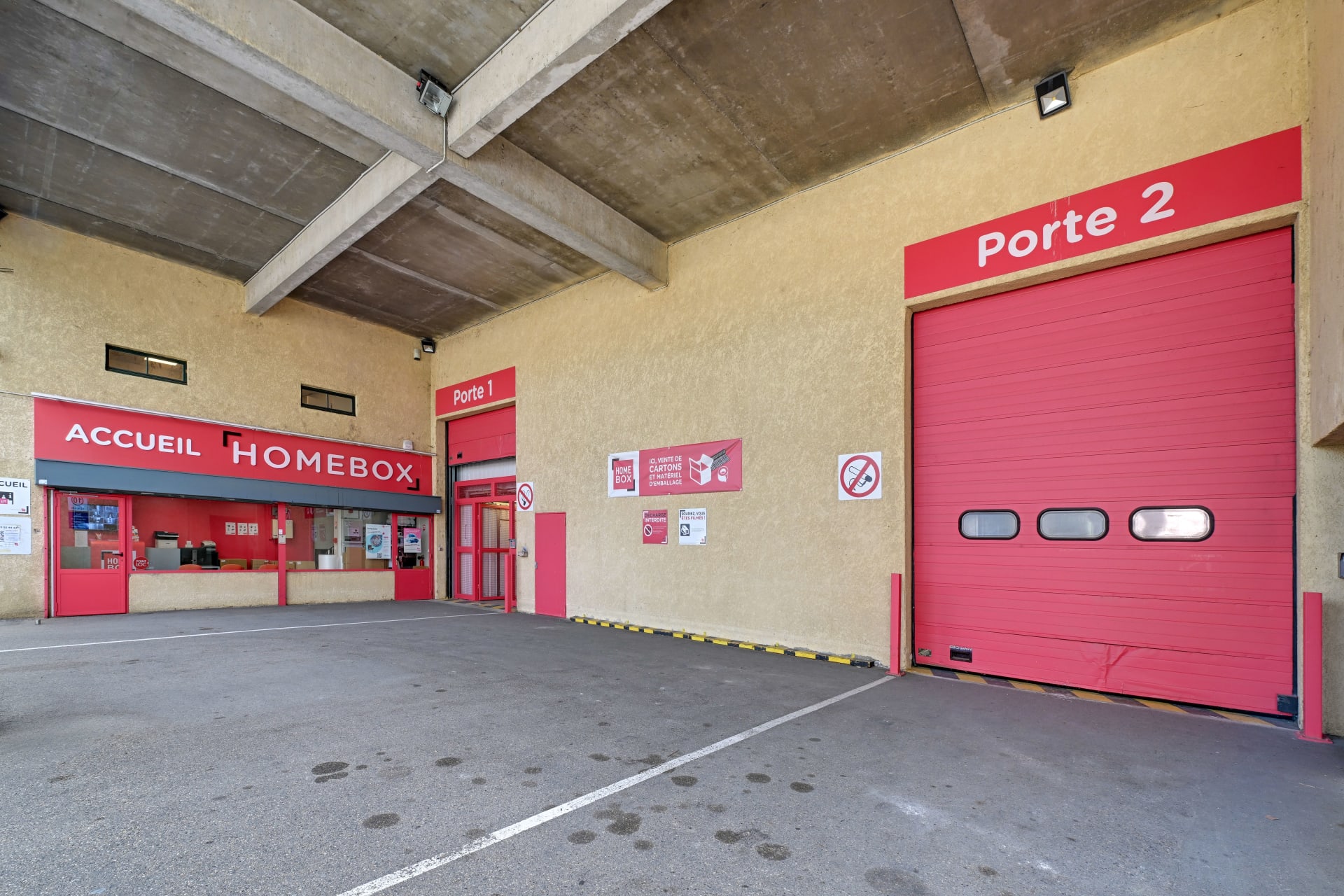 Zone de chargement couverte avec accueil et portes Porte 1 et Porte 2, HOMEBOX Lyon Ouest, 17 rue des Rosieristes à Champagne au Mont d'Or