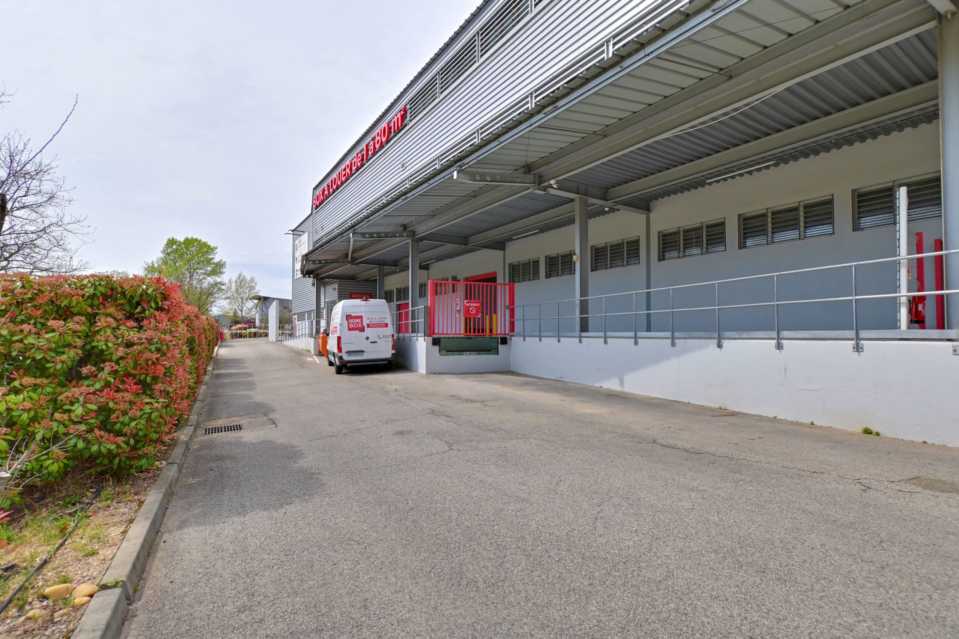 Façade et rampe d’accès du centre HOMEBOX Aix Sainte-Victoire.